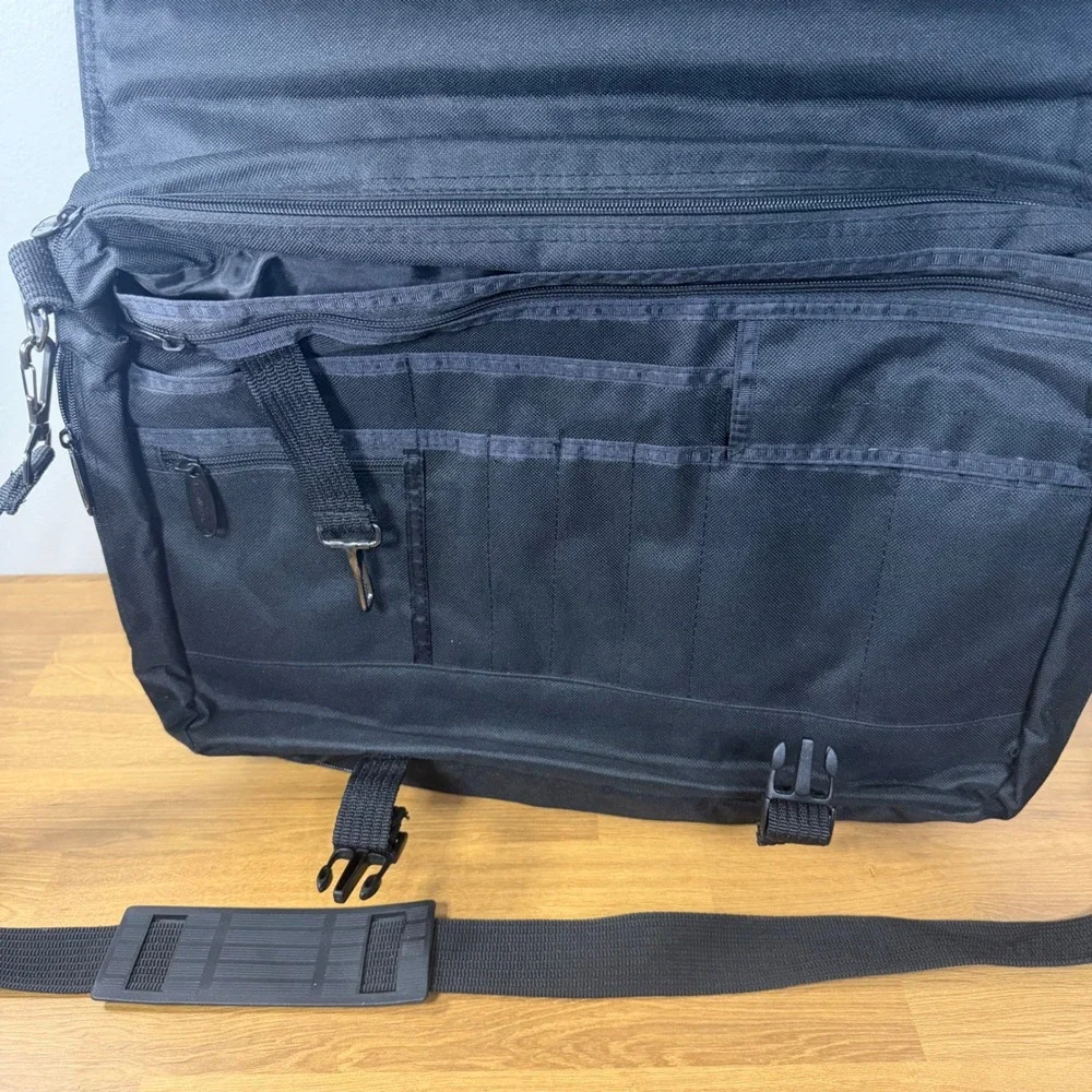 Norwood black messenger